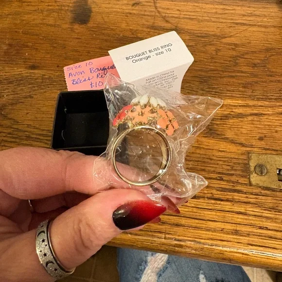 Avon Floral Elegance Ring with Vibrant Colors - Picture 4 of 6